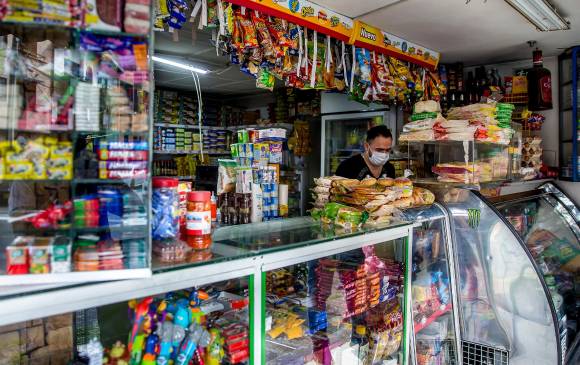 Según Fenalco, el 24% de los tenderos se siente afectado por la competencia de tiendas de “descuentos duros”, y el 20% dijo que las ventas han estado muy por debajo de lo normal. Foto: Juan Antonio Sánchez Ocampo
