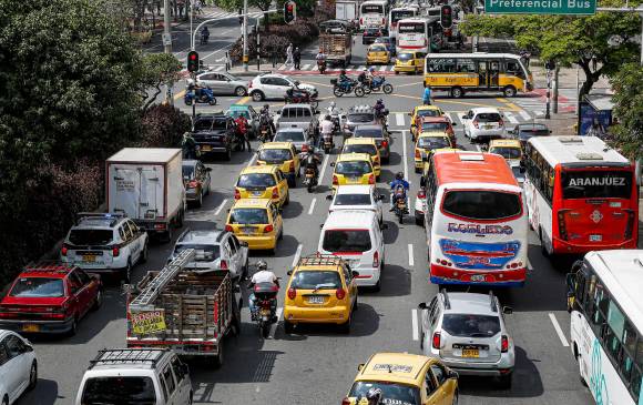 Contando exenciones, se espera que el 17% de los carros y motos que circulan por el Aburrá salgan de circulación al día con la medida de pico y placa de dos dígitos. FOTO manuel saldarriaga