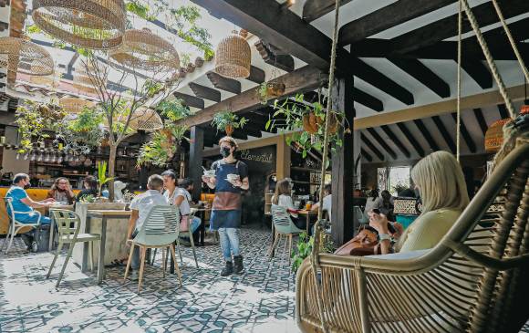 Elemental, ubicado en el parque principal, integra el nuevo eje gastronómico de Marinilla. Foto: Manuel Saldarriaga Quintero