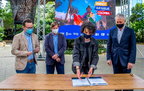 De izquierda a derecha en la firma del manifiesto del proyecto: Santiago Silva, gerente de “Tenemos que Hablar Colombia”; Juan Camilo Restrepo, vicerrector de la Unal. sede Medellín; Claudia Restrepo, rectora de Eafit; y Gonzalo Pérez, presidente del Grupo Sura. FOTO JUAN A. SÁNCHEZ