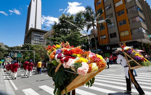 Con silletas y bandas marciales se llevó a cabo el Desfile Pacífico, que partió desde el Teatro Pablo Tobón Uribe y terminó en la estación de la Policía Metropolitana. FOTO Manuel Saldarriaga