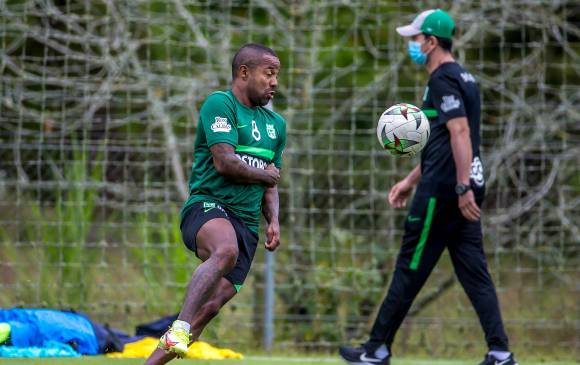 En la imagen aparece en primer plano Dorlan Pabón, una de las armas ofensivas del verde para el inicio de Liga. FOTO Juan a. sánchez 