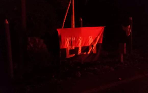 $!Esta bandera fue dejada por los guerrilleros del Eln al lado de los vehículos incinerados. FOTO: Cortesía