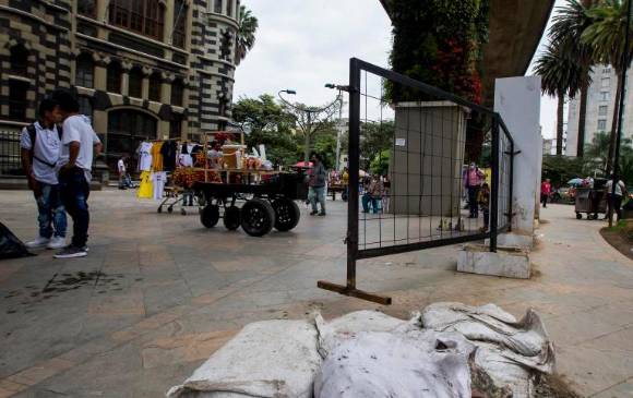 Suciedad en los alrededores de la plaza. Foto: Julio César Herrera. 