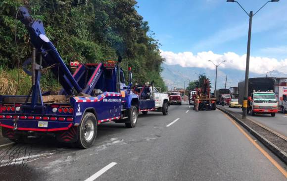 Autopista Medellín- Bogotá amaneció cerrada por volcamiento