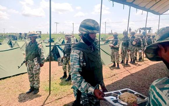 Campamentos de militares venezolanos en la frontera colombo-venezolana. Acá reciben alimentos. FOTO: FANB