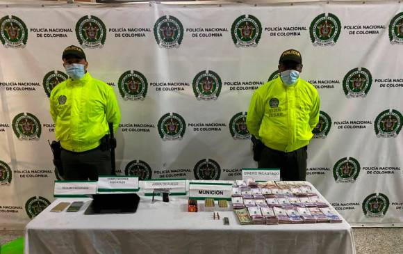 El dinero y los demás elementos encontrados en el allanamiento al apartamento que iban a visitar las personas accidentadas. FOTO: CORTESÍA DE LA POLICÍA.