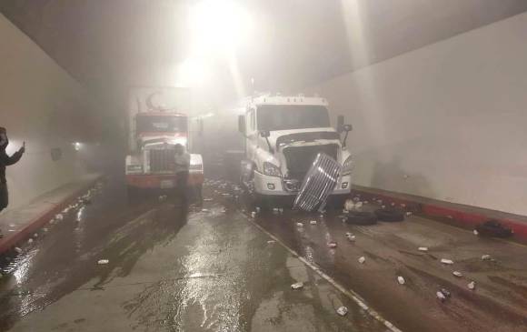 La tractomula que se quedó sin frenos así como los vehículos impactados quedaron al interior del túnel. FOTO COLPRENSA-EL NUEVO DÍA La tractomula que se quedó sin frenos así como los vehículos impactados quedaron al interior del túnel. FOTO COLPRENSA-EL NUEVO DÍA