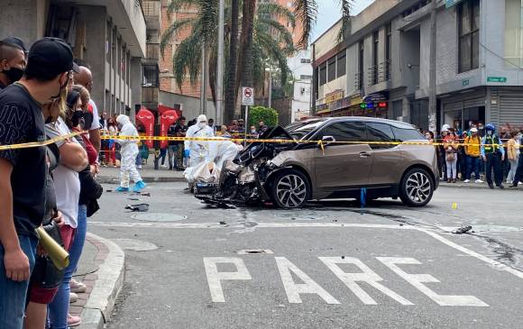 Así quedó el carro que acabó la vida de Elkin, ocurrido el sábado en pleno Centro. FOTO andrés osorio garcía