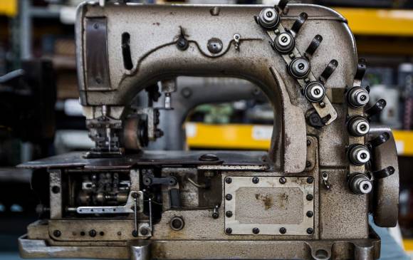 En la foto, una enresortadora fabricada por Unión Especial. Fue fabricada en los años 60. FOTO julio césar herrera