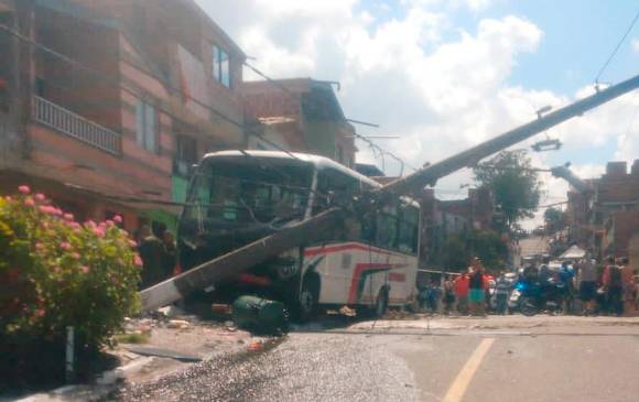 Un poste detuvo la marcha descontrolada del bus, en el nororiente de Medellín. FOTO: CORTESÍA DENUNCIAS ANTIOQUIA.