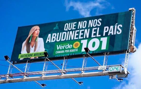La valla generó revuelo en Bogotá, donde la representante a la Cámara busca repetir periodo. FOTO TWITTER KATHERINE MIRANDA