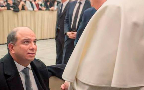 Defensor del Pueblo y el papa Francisco este miércoles. FOTO: Tomada de Twitter @DefensoriaCol.