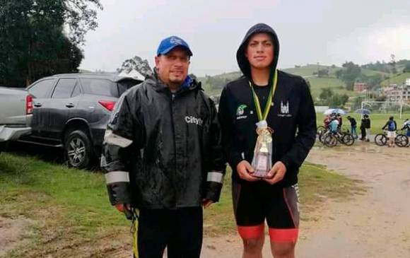 Daniel Pedraza Castillo (der. ). FOTO @fedeciclismocol