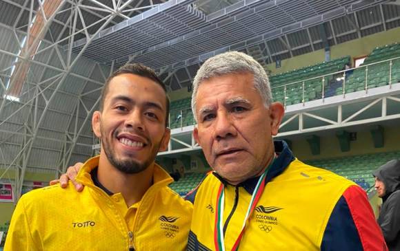 El antioqueño Dicther Hans Toro Castañeda y el técnico David Gutiérrez en la premiación del torneo de Dan-Kolov, realizado en Plodvid - Bulgaria. FOTO CORTESÍA 