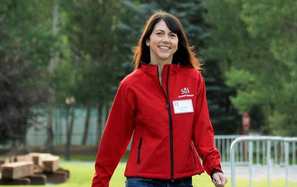 Mackenzie Scott es novelista y ayudó a su exesposo Jeff Bezos a construir Amazon. Justo esta semana anunció la donación de 133,5 millones de dólares a una organización sin ánimo de lucro de Virginia, Estados Unidos, que ayuda a que los niños no abandonen las escuelas. FOTO Getty