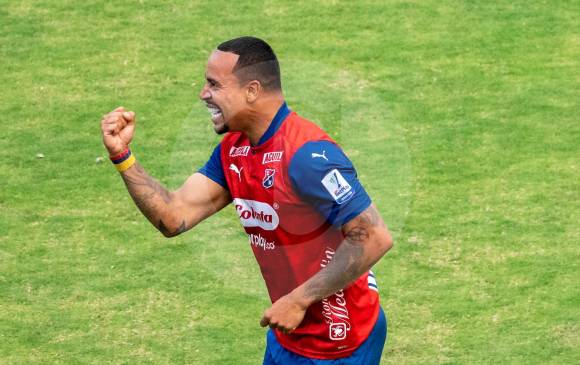 La celebración entre Felipe Pardo tras anotar su primer gol en el regreso al DIM. FOTO Carlos Velásquez