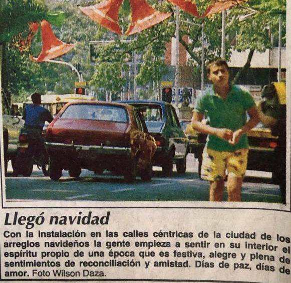 En diciembre de 1992 no hubo alumbrado navideño, se hicieron decoraciones con papeles brillantes. FOTO: Archivo EL COLOMBIANO
