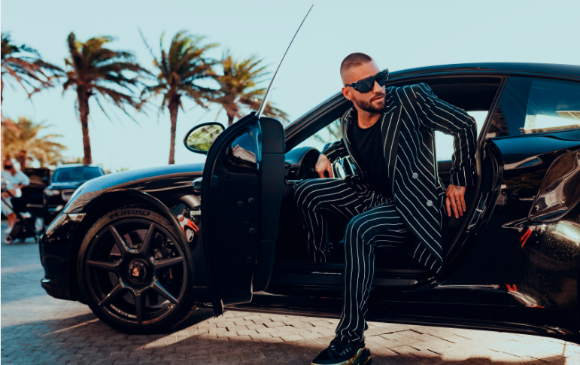 Un blazer negro, con rayas blancas, diseñado por Maluma cuesta 2.295 dólares. FOTO Cortesía