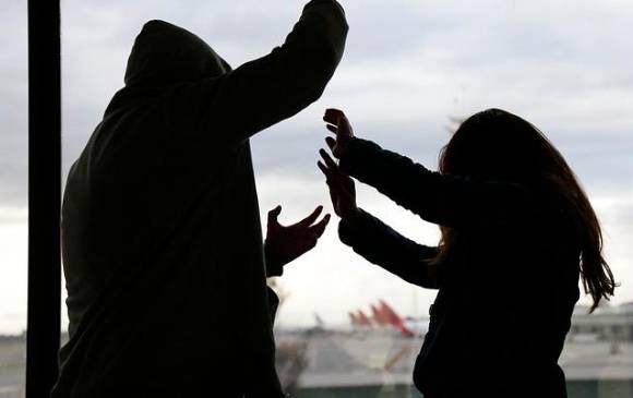 Mujer fue quemada por su pareja por negarse a lavar los platos Mujer fue quemada por su pareja por negarse a lavar los platos