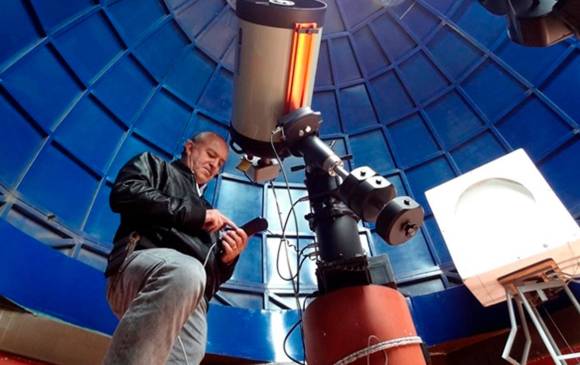 El profesor Quijano ha trabajado en proyectos de la Nasa como Starshine y Deep impact. FOTO observatorio astronómico u. Nariño