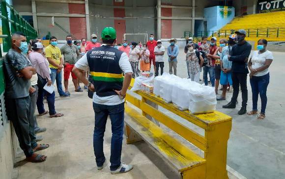 En el coliseo de Caucasia se entregaron las primeras ayudas. FOTO: Cortesía. 