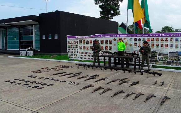 Dentro de las armas que maneja el cartel narcotraficante clan del Golfo hay fusiles, ametralladoras y pistolas. FOTO cortesía de policía