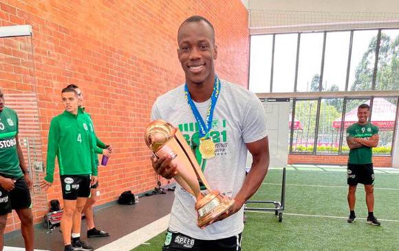 Baldomero Perlaza con el trofeo y la medalla que lo acredita como campeón de la Copa Betplay con Atlético Nacional. FOTO: CORTESÍA NACIONAL. 