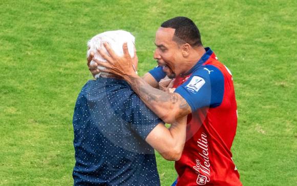 La celebración entre Felipe Pardo y el técnico Julio Comesaña. FOTO Carlos Velásquez