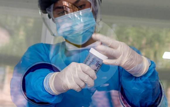 Detectan nueva variante de COVID-19 con múltiples mutaciones