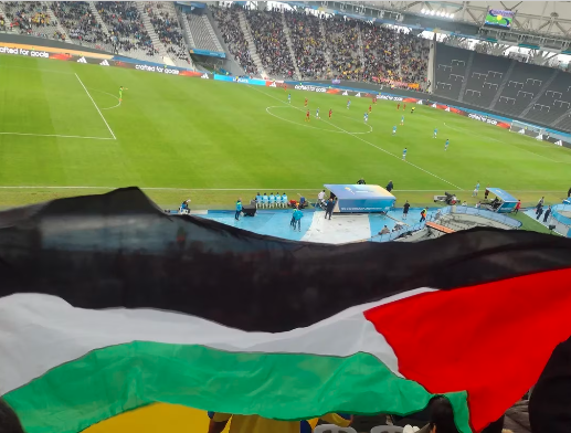 Uno de los hinchas que ondeó la bandera fue capturado por la Policía. FOTO: CAPTURA DE VIDEO