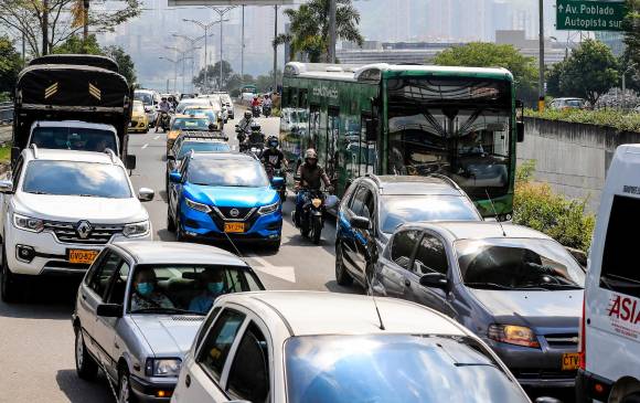 Varias calles de la ciudad continúan viéndose congestionadas pese a la entrada en vigor del pico y placa. FOTO: Jaime Pérez.