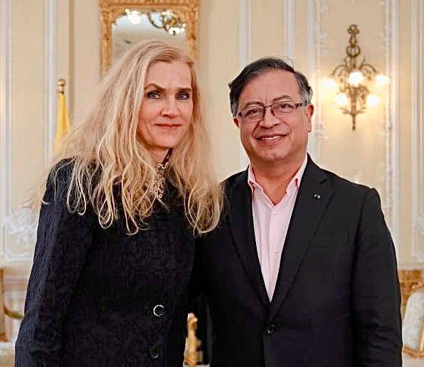 La embajadora de Alemania en Colombia, Marian Schuegraf, con el presidente, Gustavo Petro. FOTO: Tomada de Twitter @AlEmbajadora / Cortesía Presidencia
