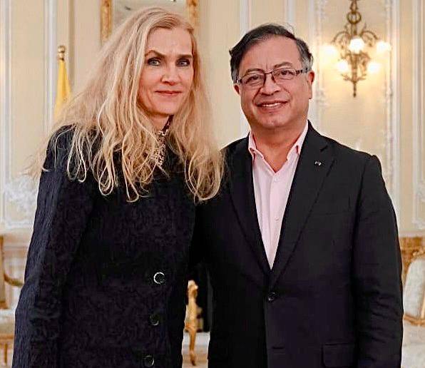La embajadora de Alemania en Colombia, Marian Schuegraf, con el presidente, Gustavo Petro. FOTO: Tomada de Twitter @AlEmbajadora / Cortesía Presidencia