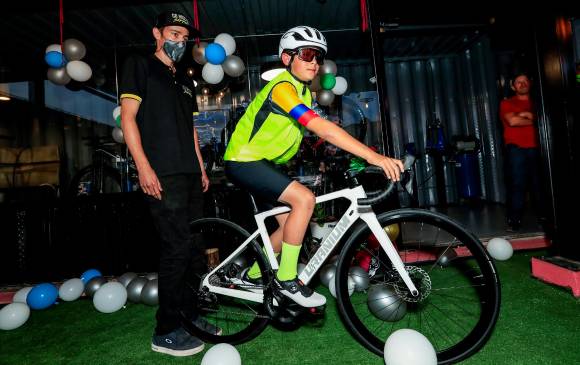 Ángel, quien venía entrenando con la bici de su papá. De hecho, sus familiares hicieron una rifa para cambiarle los rines porque ya estaban desgastados. Foto Jaime Pérez