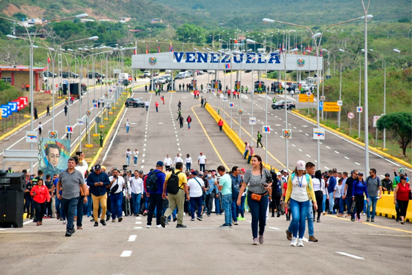 El puente cruza el río Táchira y cuenta con seis carriles para que los vehículos circulen en los dos sentidos. FOTO: CANCILLERÍA