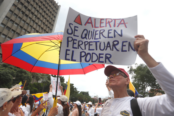 Las protestas en diferentes zonas del país buscan mostrar el descontento con la gestión del presidente y sus ambiciosas reformas en el Congreso de la República. FOTO: AGENCIA EFE