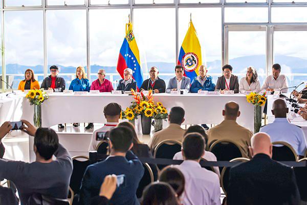 El gobierno de Gustavo Petro y el ELN retomaron las negociaciones desde el punto que las dejó el expresidente Juan Manuel Santos. El cese bilateral al fuego es uno de los puntos álgidos de la negociación. FOTO cortesía 