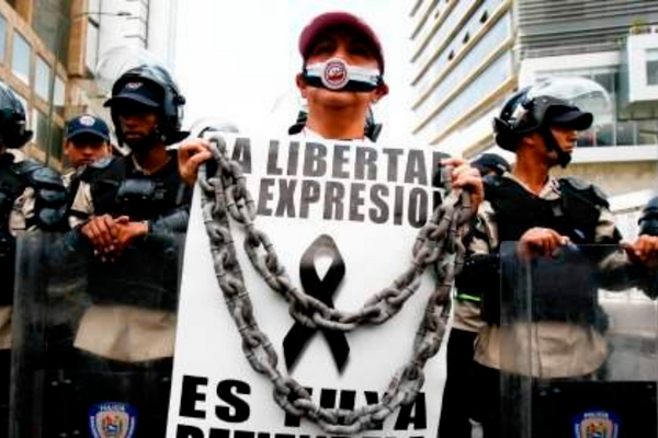 El Nacional dijo ser víctima de una persecución administrativa y tributaria. Incluso, advirtieron que “en un momento determinado nos pusieron una bomba”. FOTO: EFE-REFERENCIA