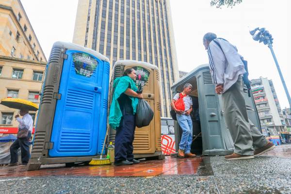 El olor a mierda y berrinche en el Centro de Medellín no es algo nuevo, pero desde hace un tiempo se salió de control. Foto: Esneyder Gutiérrez 