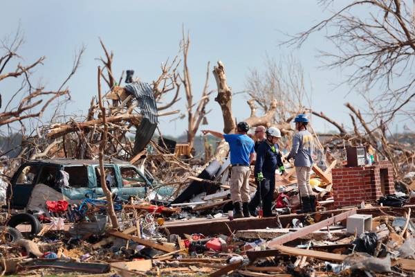 El torbellino dejó a su paso una gran devastación en varios pueblos, muchos árboles y postes de electricidad fueron arrancados. Foto: AFP
