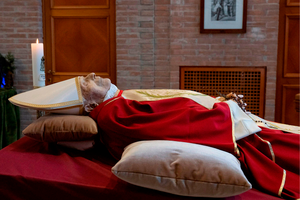 Benedicto XVI murió el 31 de diciembre de 2022 por la mañana en el monasterio vaticano en el que residía. Su capilla ardiente abrirá el lunes en la basílica vaticana. FOTO: AGENCIA EFE