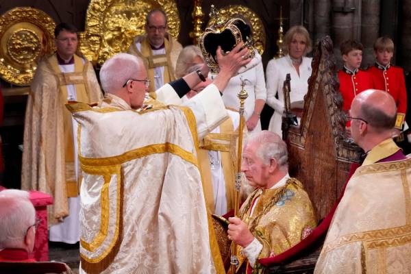 El momento en el que el rey Carlos III recibe la corona de San Eduardo, la pieza central de las joyas de la corona británica y que se utiliza únicamente para las coronaciones. FOTO Getty