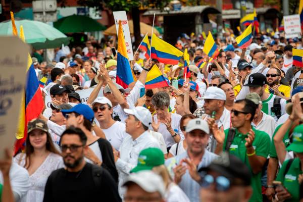 Con camisetas blancas o verdes y con banderas de Colombia, miles de personas asistieron a las protestas en contra de las reformas laborales y a la salud que cursan en el Congreso. Foto: Camilo Suárez Echeverry