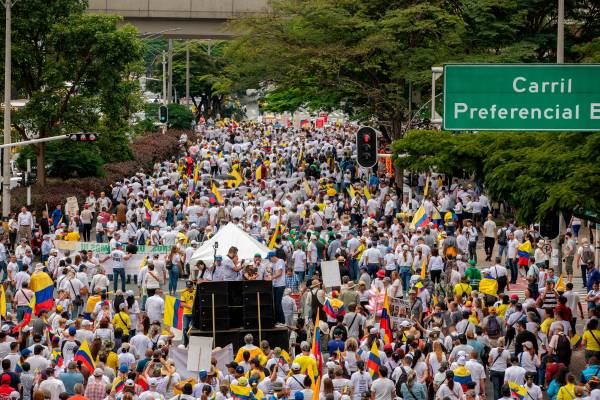 Las movilizaciones en Medellín se iniciaron en el Teatro Pablo Tobón Uribe y terminaron en el Parque de las Luces. Colmaron toda la avenida Oriental cuando pasaron por esta vía. Foto: Camilo Suárez Echeverry