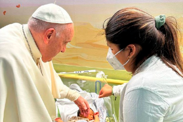 Francisco visitó el departamento de oncología pediátrica del hospital universitario Gemelli. FOTO: VATICANO