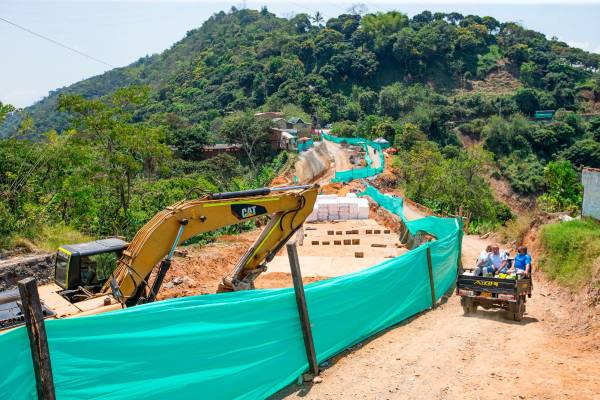 La Concesión Pacífico Dos informó que los trabajos en el tramo Santa Bárbara - La Pintada en el sector La Quiebra del Guamito, donde la vía colapsó en mayo del año pasado, están avanzando a buen ritmo y que el 30 de abril la carretera será puesta de nuevo al servicio, al menos para vehículos pequeños. Foto: Esneyder Gutiérrez 