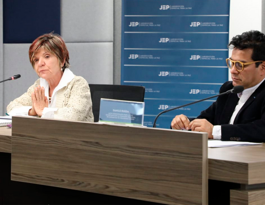 Rueda (derecha) acompañado de Gloria Cuartas, directora de la Unidad de Implementación del Acuerdo de Paz. FOTO: JEP
