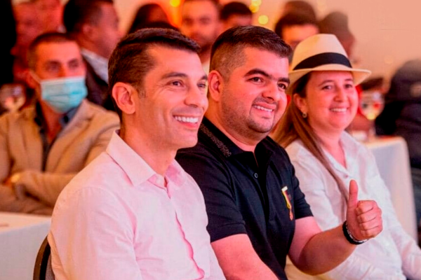 De izquierda a derecha: Juan Diego Echavarría, Julián Bedoya y la representante María Eugenia Lopera. FOTO Archivo particular