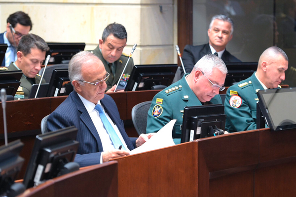 Las declaraciones de Velásquez ante el Congreso, adonde acudió con la cúpula militar, coinciden con la revelación de un documento del Planeación Nacional en el que se advierte que “trasladar a la Policía puede afectar operaciones conjuntas con las Fuerzas Militares”. FOTO: MINISTERIO DE DEFENSA